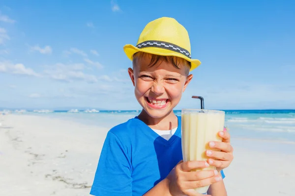 Kleiner Junge trinkt Cocktail am tropischen Strand — Stockfoto