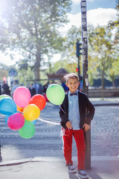 Ragazzo con mazzo di palloncini colorati a Parigi — Foto Stock