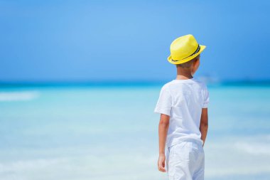 Çocuk tropikal okyanus plaj eğleniyor. Aile deniz tatil sırasında çocuk.