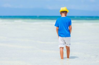 Çocuk tropikal okyanus plaj eğleniyor. Aile deniz tatil sırasında çocuk.