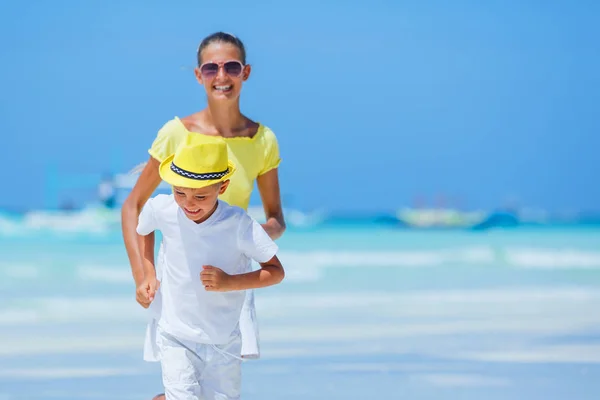 Jongen met zijn zus plezier op tropische oceaan strand. Kid tijdens familie zee vakantie. — Stockfoto