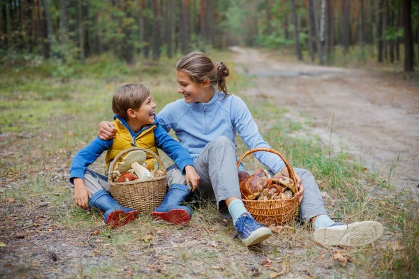 Toplama mantar, mantar - güzel çocuklarla sezon taze yenilebilir mantar aldı. — Stok fotoğraf