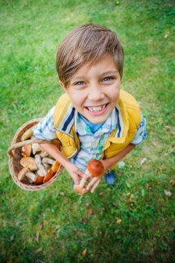 Sevimli çocuk ormanda bulunan yabani mantar ile