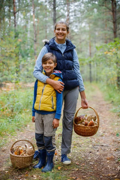 Raccolta funghi, stagione dei funghi - bambini deliziosi con funghi commestibili freschi raccolti — Foto Stock