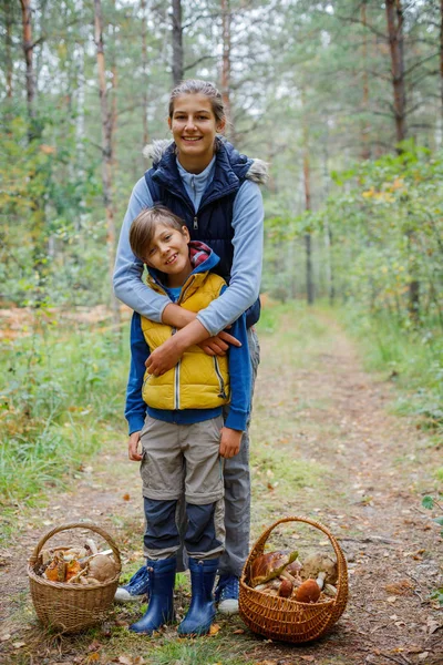 Raccolta funghi, stagione dei funghi - bambini deliziosi con funghi commestibili freschi raccolti — Foto Stock