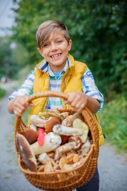 Sevimli çocuk ormanda bulunan yabani mantar ile