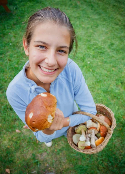 Roztomilá dívka s lesními houbami, našli v lese — Stock fotografie