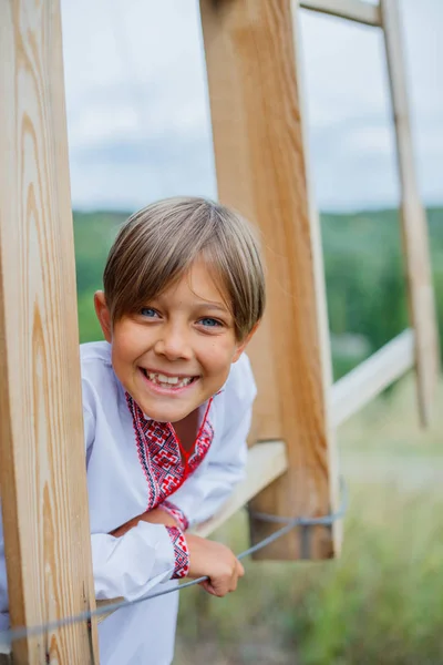 Mały chłopiec w Ukraińskie koszule haftowane. — Zdjęcie stockowe