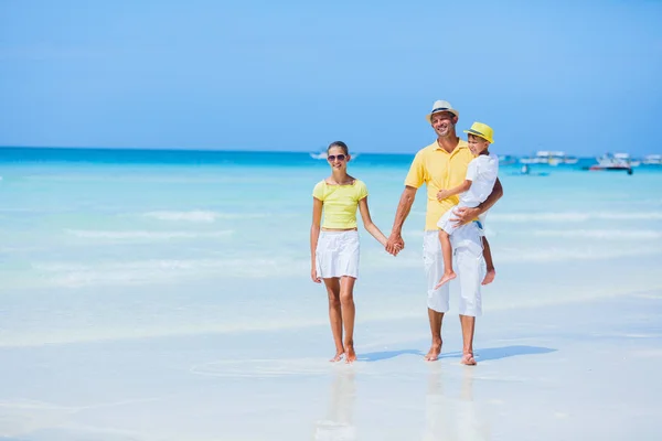 Dreiköpfige Familie amüsiert sich am Strand — Stockfoto