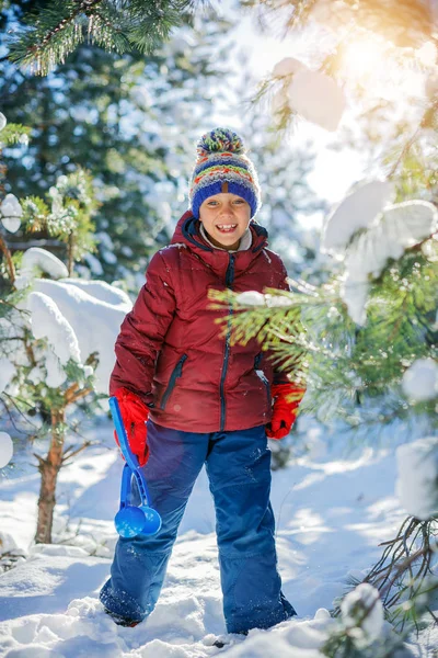 Junge spielt im Winter im Schnee. — Stockfoto