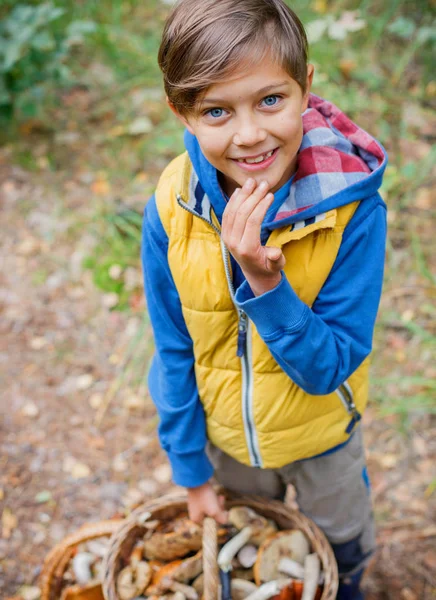 Rapaz bonito com cogumelo selvagem encontrado na floresta — Fotografia de Stock