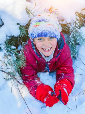Kışın büyük karda oynarken çocuk.