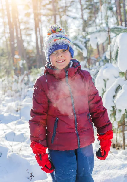 Pojke leker i stora snö på vintern. — Stockfoto