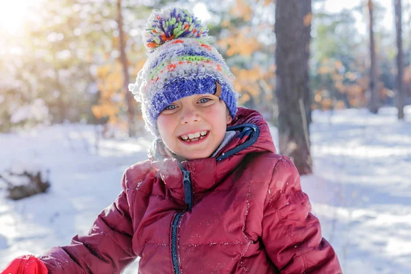 Junge spielt im Winter im Schnee. — Stockfoto