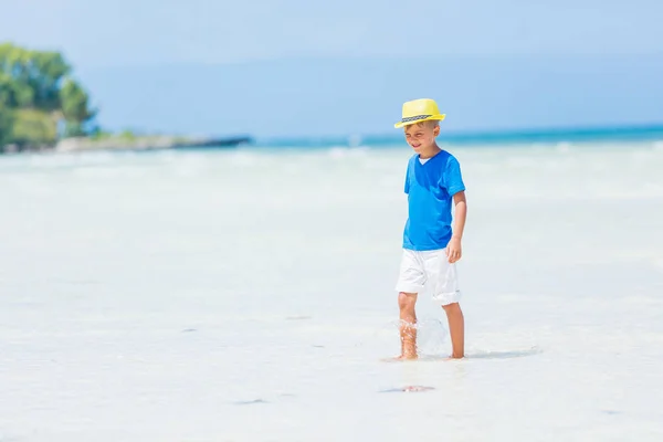 Junge hat Spaß am Strand des tropischen Ozeans. Kind während Familienurlaub am Meer. — Stockfoto