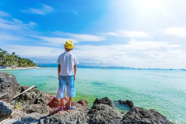 Chico divirtiéndose en la playa tropical del océano. Niño durante las vacaciones familiares en el mar . — Foto de Stock