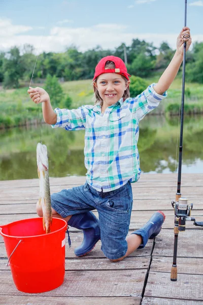 Ragazzo carino goduto la pesca — Foto Stock