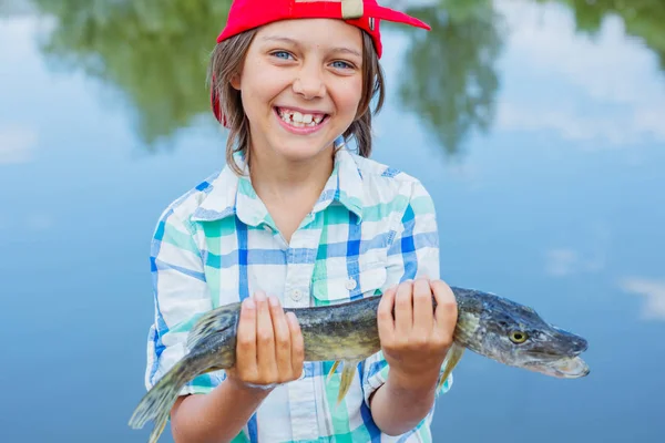 Aranyos fiú élvezte a halászati — Stock Fotó