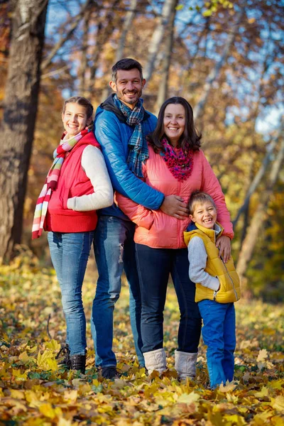 Sonbahar parkta oynarken mutlu bir aile — Stok fotoğraf