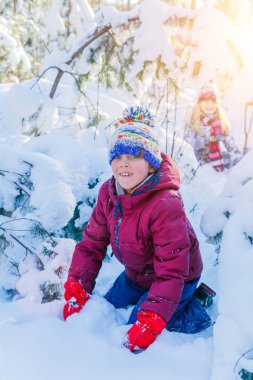 Kışın büyük karda oynarken çocuk.
