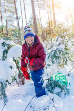 Kışın büyük karda oynarken çocuk.