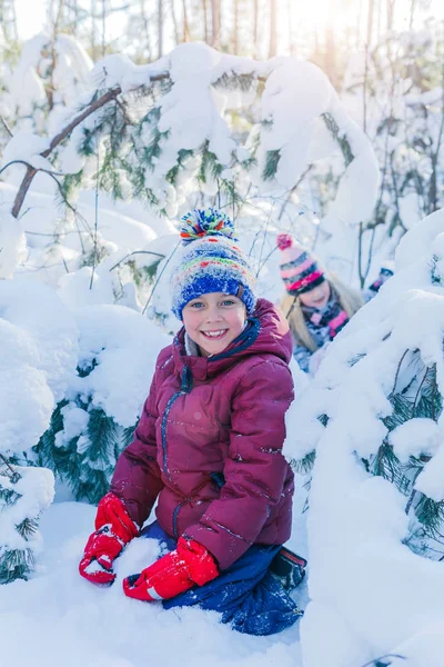 Jongen spelen in grote sneeuw in de winter. — Stockfoto