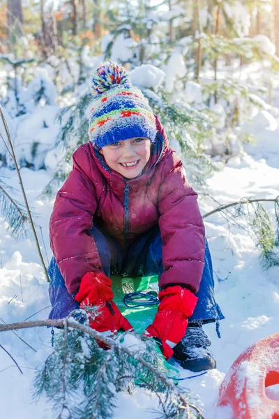 Kışın büyük karda oynarken çocuk.