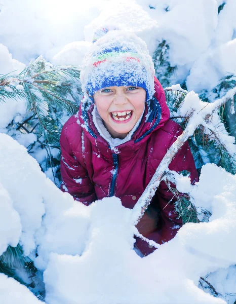 Kışın büyük karda oynarken çocuk.