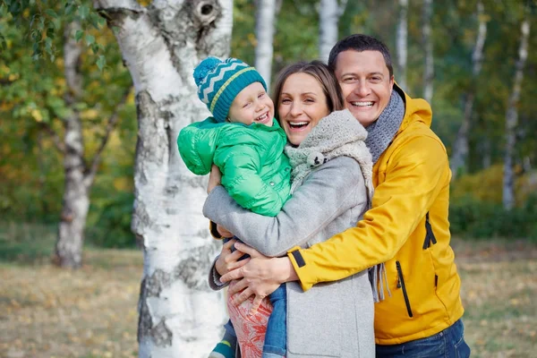 Rodzina szczęśliwy grając w parku jesień — Zdjęcie stockowe