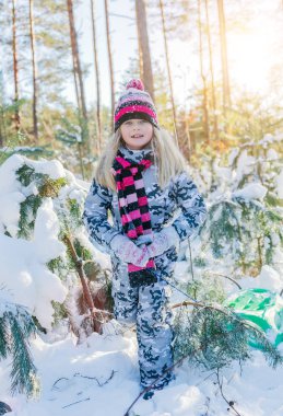 Kışın büyük karda oynarken çocuk.