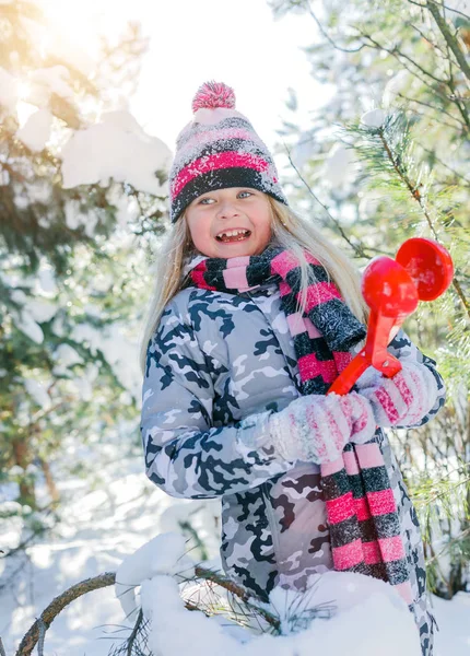 Lány játszik a nagy hóban, télen. — Stock Fotó