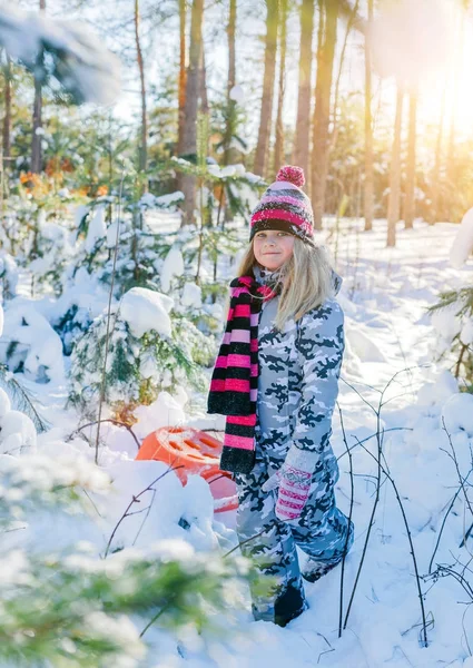 Lány játszik a nagy hóban, télen. — Stock Fotó