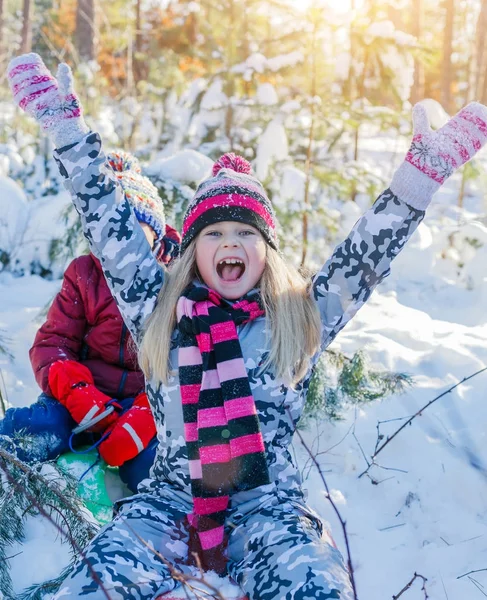 Meisje spelen in grote sneeuw in de winter. — Stockfoto