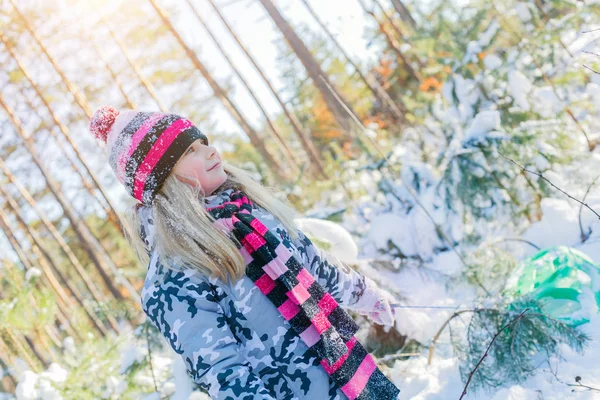 Chica jugando en la nieve grande en invierno . —  Fotos de Stock