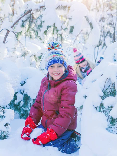 Jongen spelen in grote sneeuw in de winter. — Stockfoto