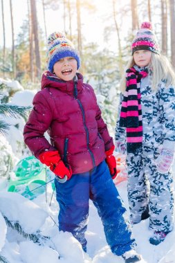 Büyük oynayan çocuklar kışın kar.