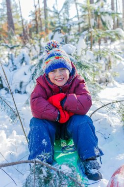 Kışın büyük karda oynarken çocuk.
