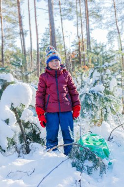 Kışın büyük karda oynarken çocuk.