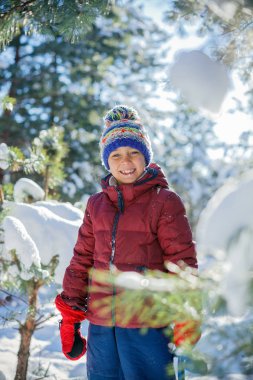 Kışın büyük karda oynarken çocuk.