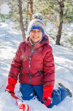 Kışın büyük karda oynarken çocuk.