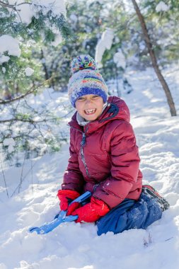 Kışın büyük karda oynarken çocuk.