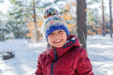 Kışın büyük karda oynarken çocuk.