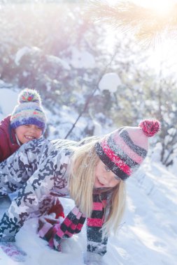 Büyük oynayan çocuklar kışın kar.