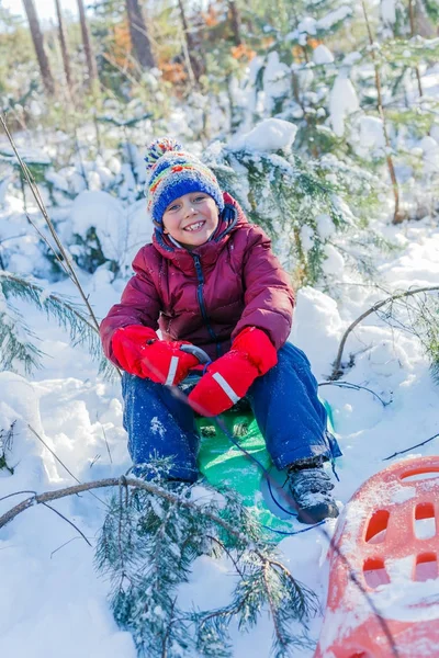 Niño jugando en la nieve grande en invierno . — Foto de Stock