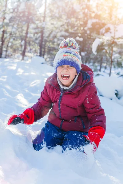 Pojke leker i stora snö på vintern. — Stockfoto