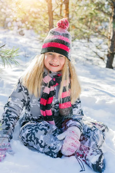Chica jugando en la nieve grande en invierno . —  Fotos de Stock