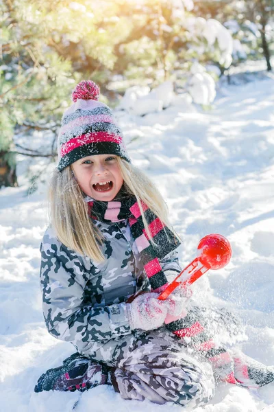 Kışın büyük karda oynayan kız.