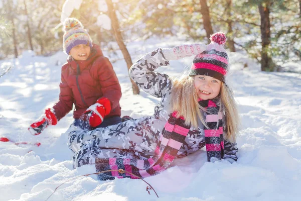 Kinder spielen im Winter im Schnee. — Stockfoto