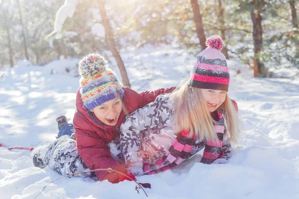 Enfants jouant dans la grande neige en hiver . — Photo