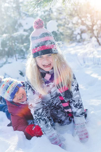 Crianças brincando na neve grande no inverno . — Fotografia de Stock